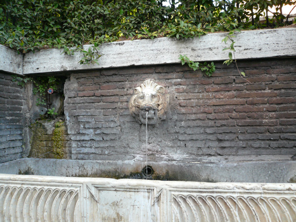 fontana via delle Terme di Tito a Roma