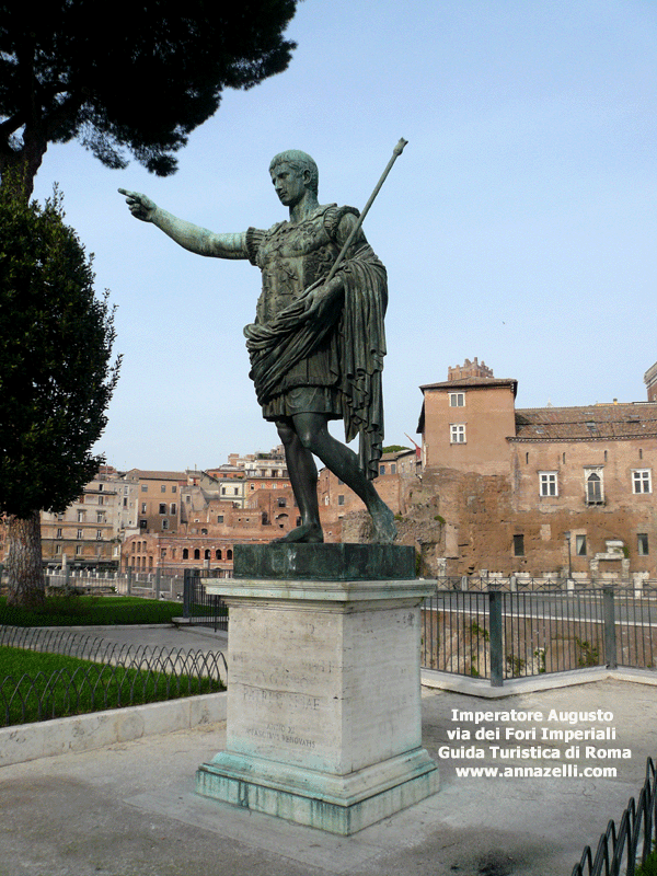 Foto Statua Imperatore Cesare Ottaviano Augusto via dei Fori Imperiali Roma
