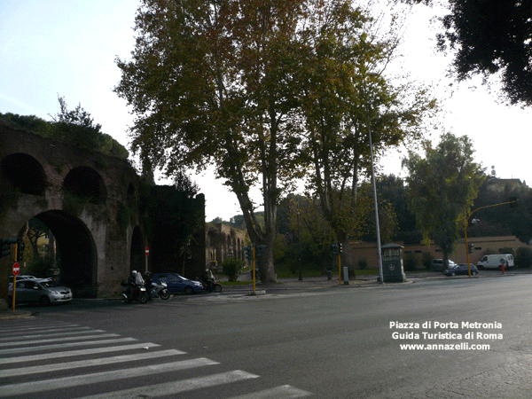 Foto piazza di porta Metronia Roma