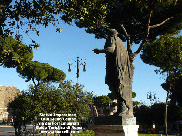 Foto Statua Imperatore Caio Giulio Cesare via dei Fori Imperiali Roma