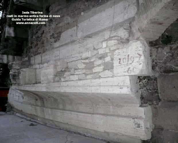 isola tiberina resti in marmo della forma a barca roma