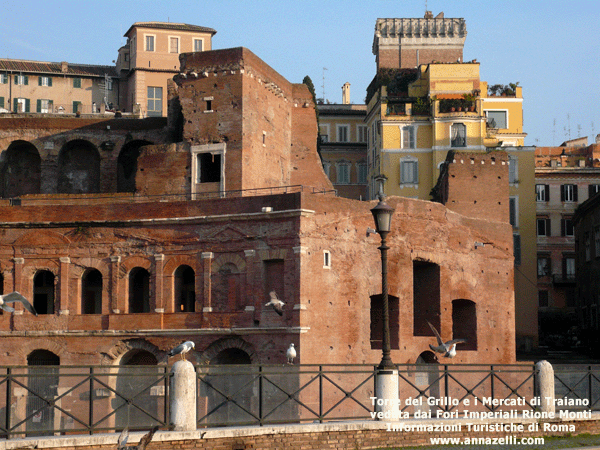 veduta della torre del grillo e dei mercati traianei dai fori imperiali roma