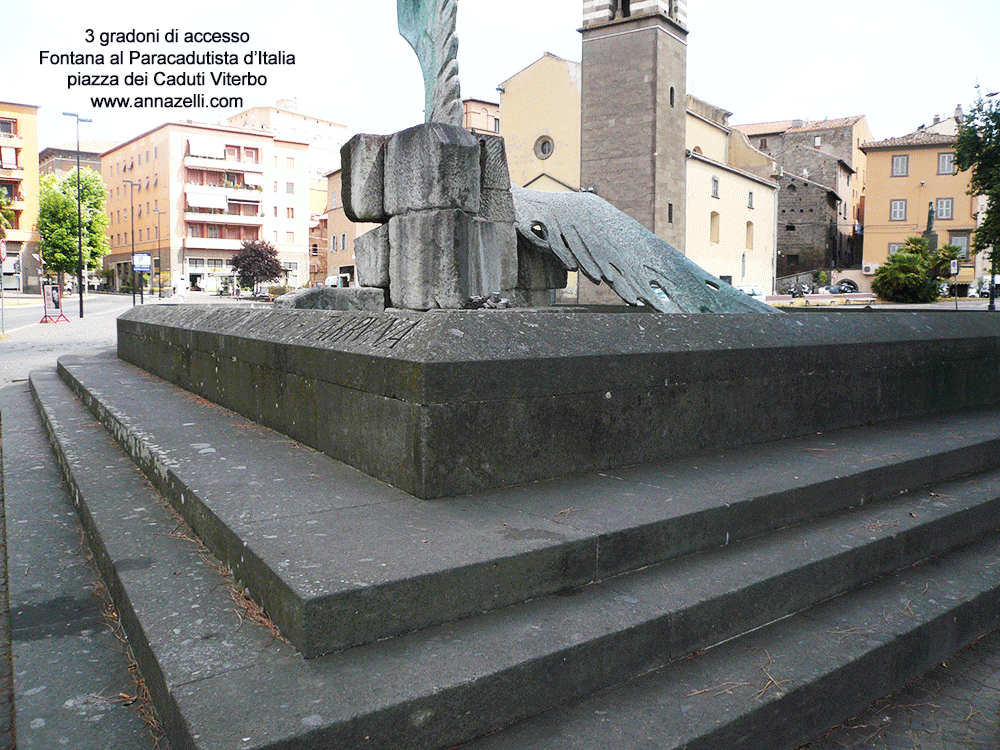 gradoni di accesso alla fontana del paracadutista piazza dei caduti viterbo