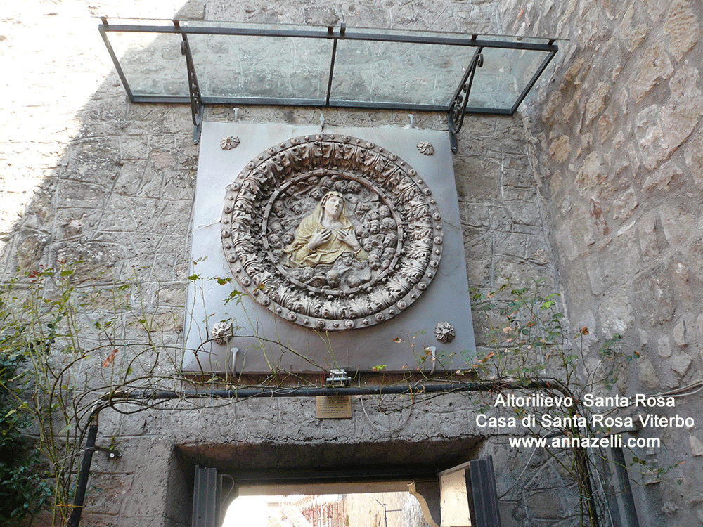 rosone raffigurante santa rosa alla casa di santa rosa altorilievo viteerbo