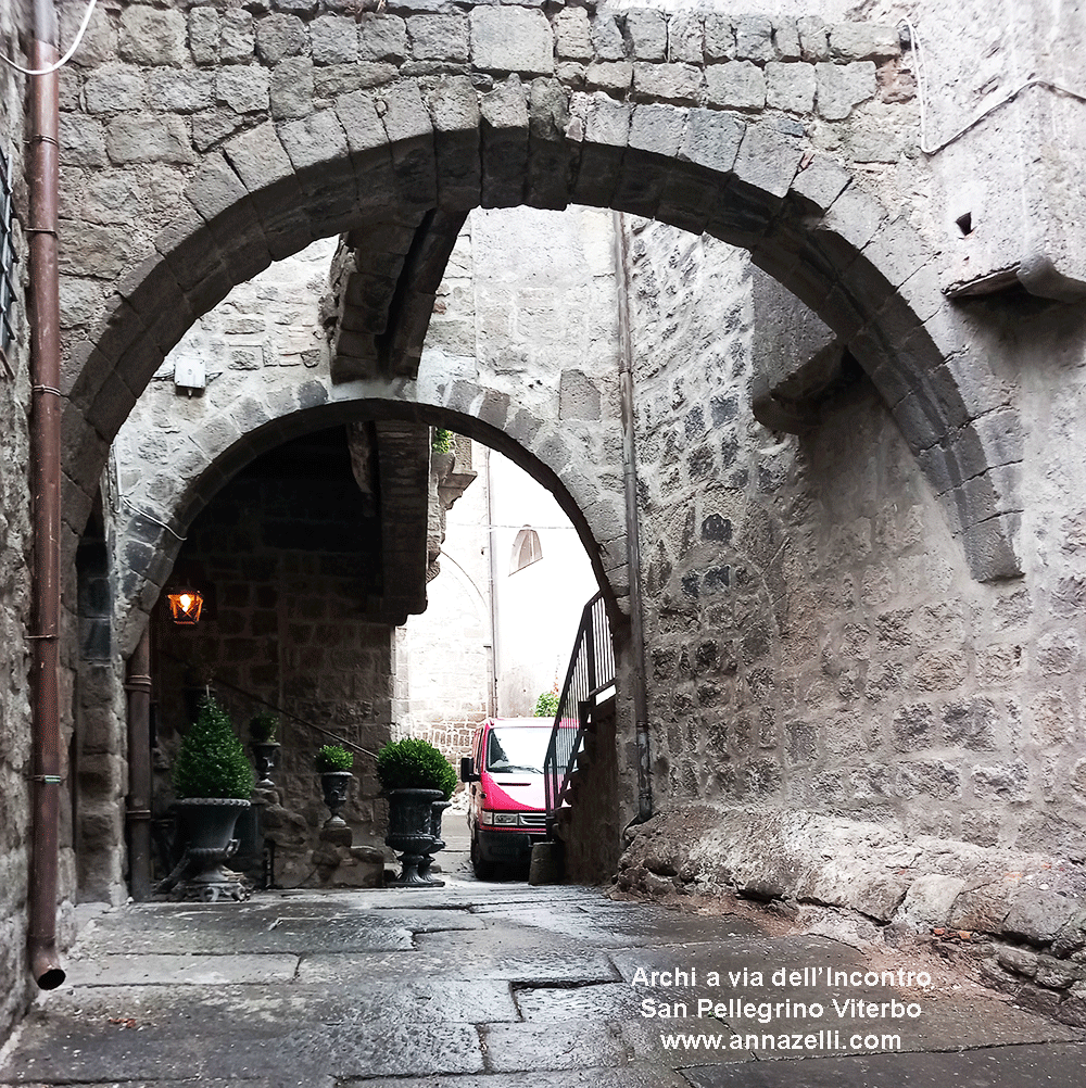 archi a via dell'incontro quartiere medioevale san pellegrino viterbo