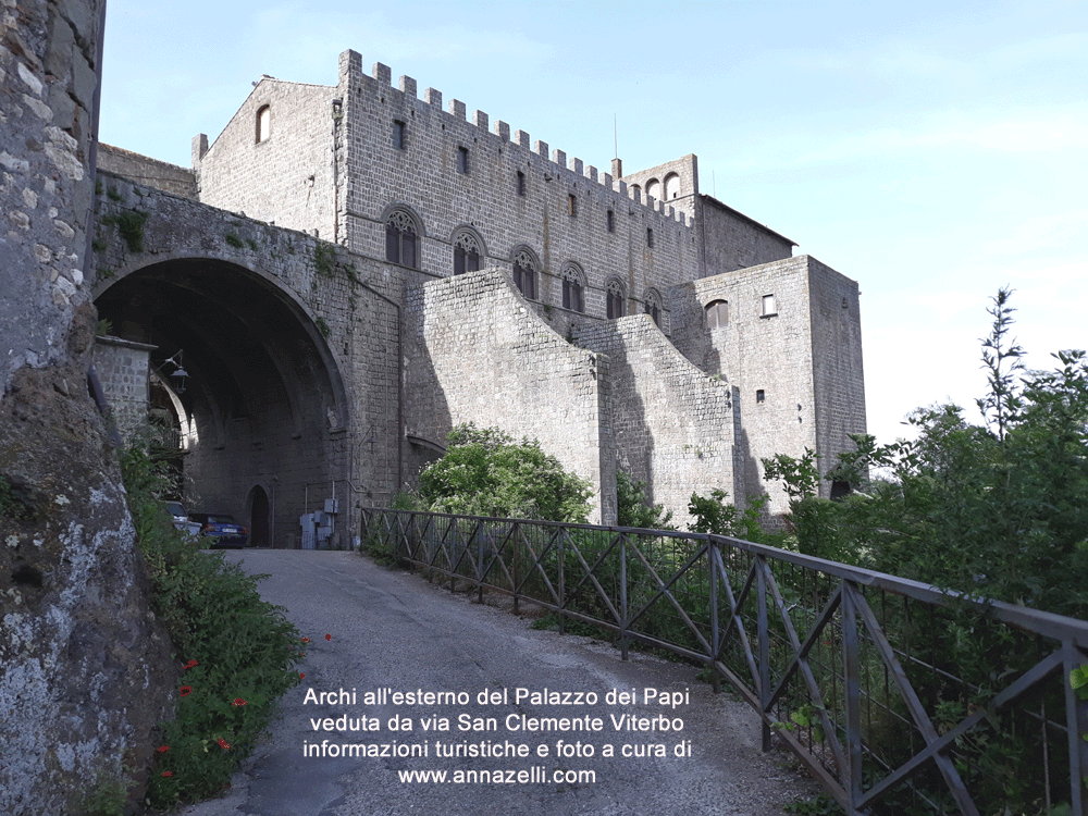 archi all'esterno del palazzo dei papi da via san clemente viterbo foto anna zelli