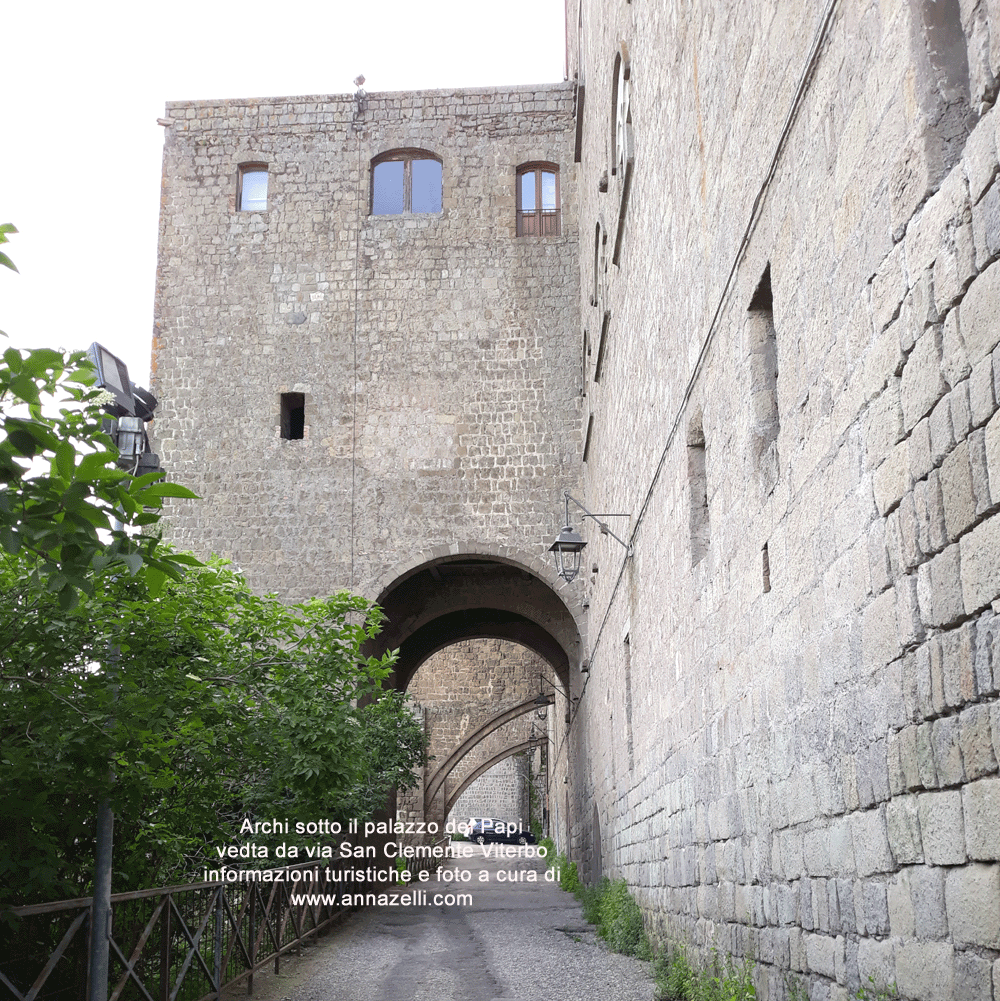 archi del palazzo dei papi lungo la via san clemente viterbo foto anna zelli