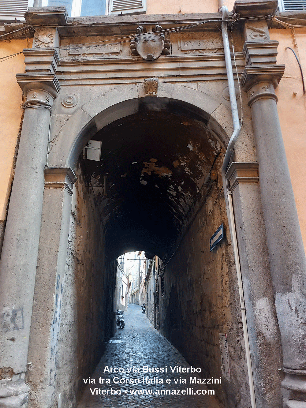 arco e stemma e scritta a via bussi viterbo centro storico info e foto anna zelli