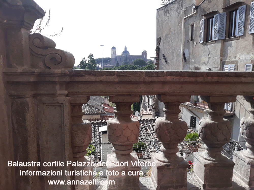 balaustra cortile palazzo dei priori viterbo foto anna zelli