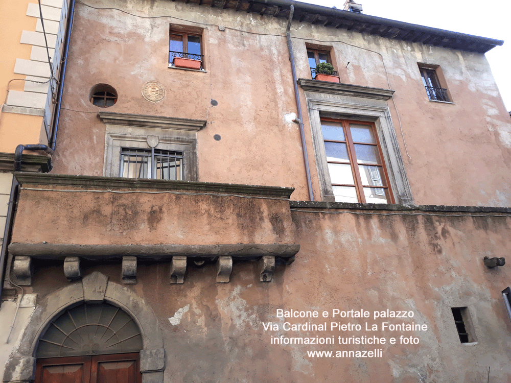 Balcone e portale al palazzo a via la fontaine 8 viterbo foto anna zelli