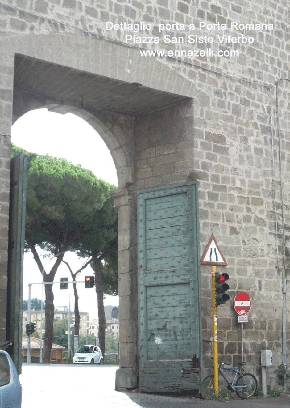 dettaglio porta a porta romana piazza san sisto viterbo