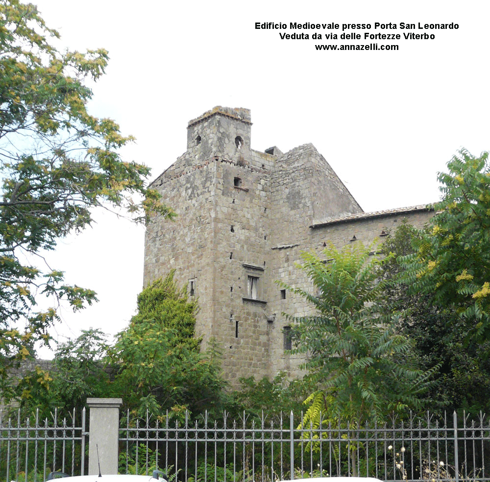 edificio medioevale presso porta san leonardo via delle fortezze viterbo info foto anna zelli