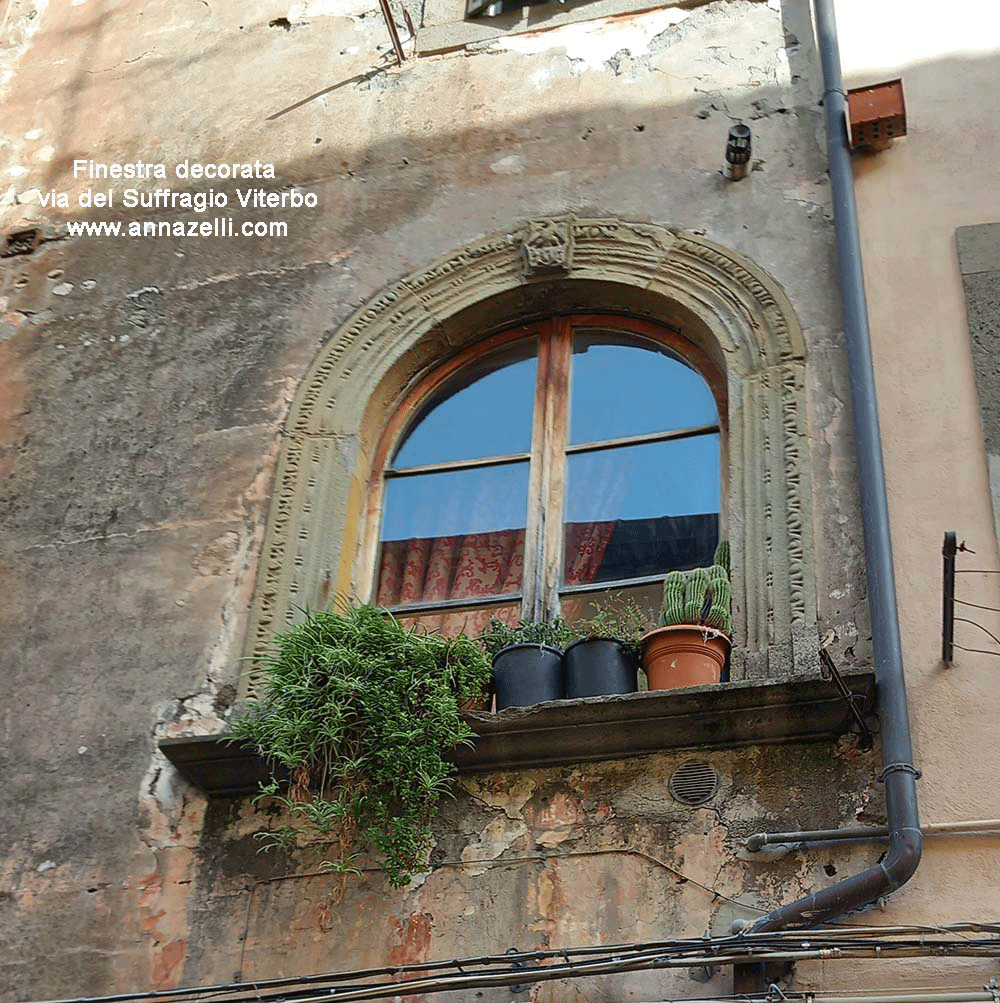 finestra decorata a via del suffragio viterbo info e foto anna zelli