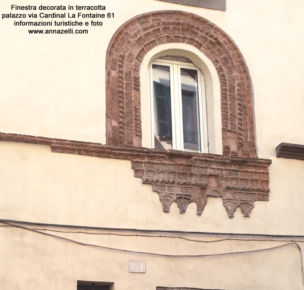 finestra decorata in terracotta palazzo via cardinal la fontaine 61 viterbo foto anna zelli