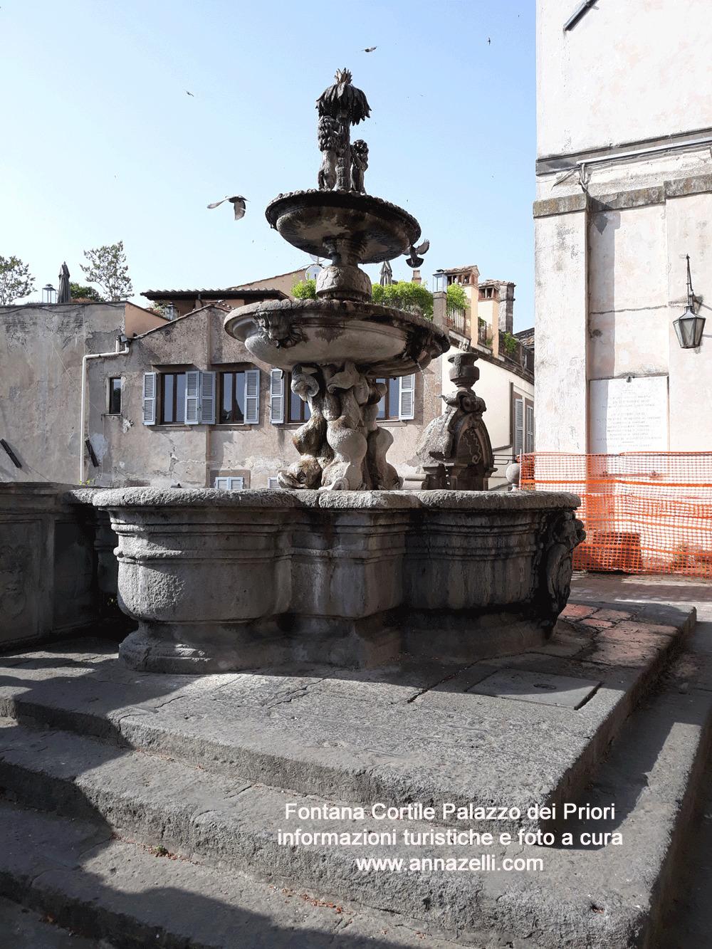 fontana cortile palazzo dei priori viterbo foto anna zelli