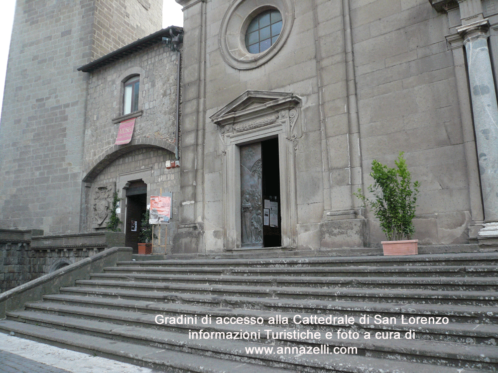 gradini di accesso alla cattedrale di san lorenzo piazza san lorenzo viterbo foto anna zelli