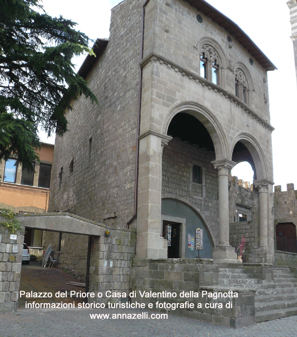 Palazzo del Priore o Casa di Valentino della Pagnotta piazza San Lorenzo Viterbo foto Anna Zelli