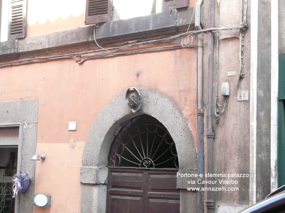 palazzo e stemma a via cavour viterbo