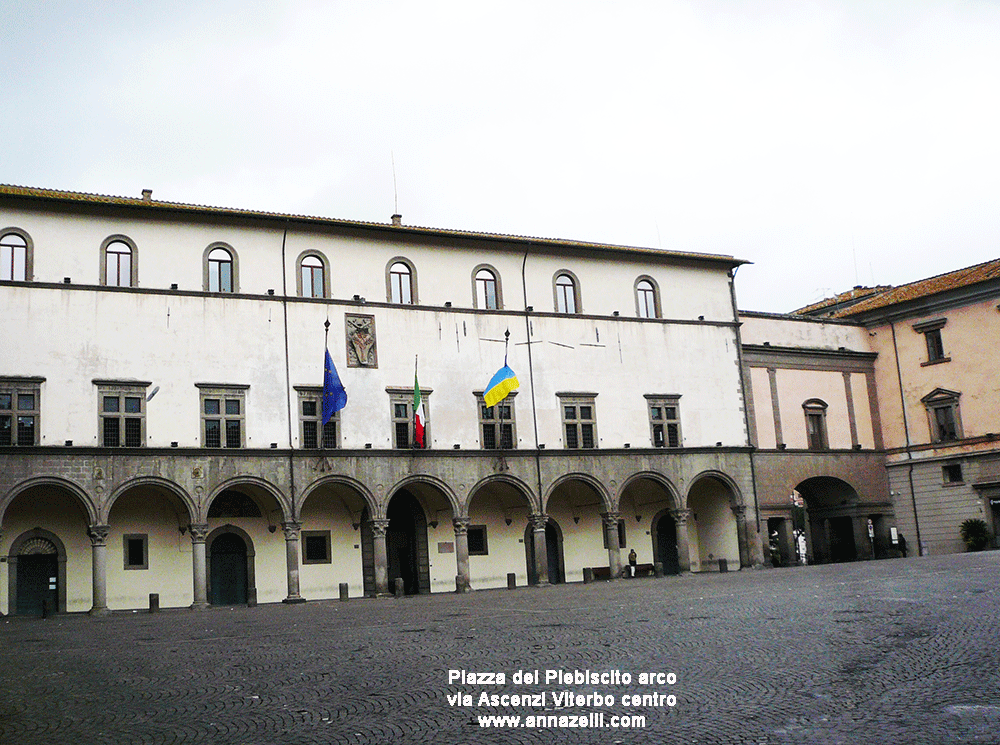 piazza del plebiscito ed arco via ascenzi viterbo centro info e foto anna zelli 