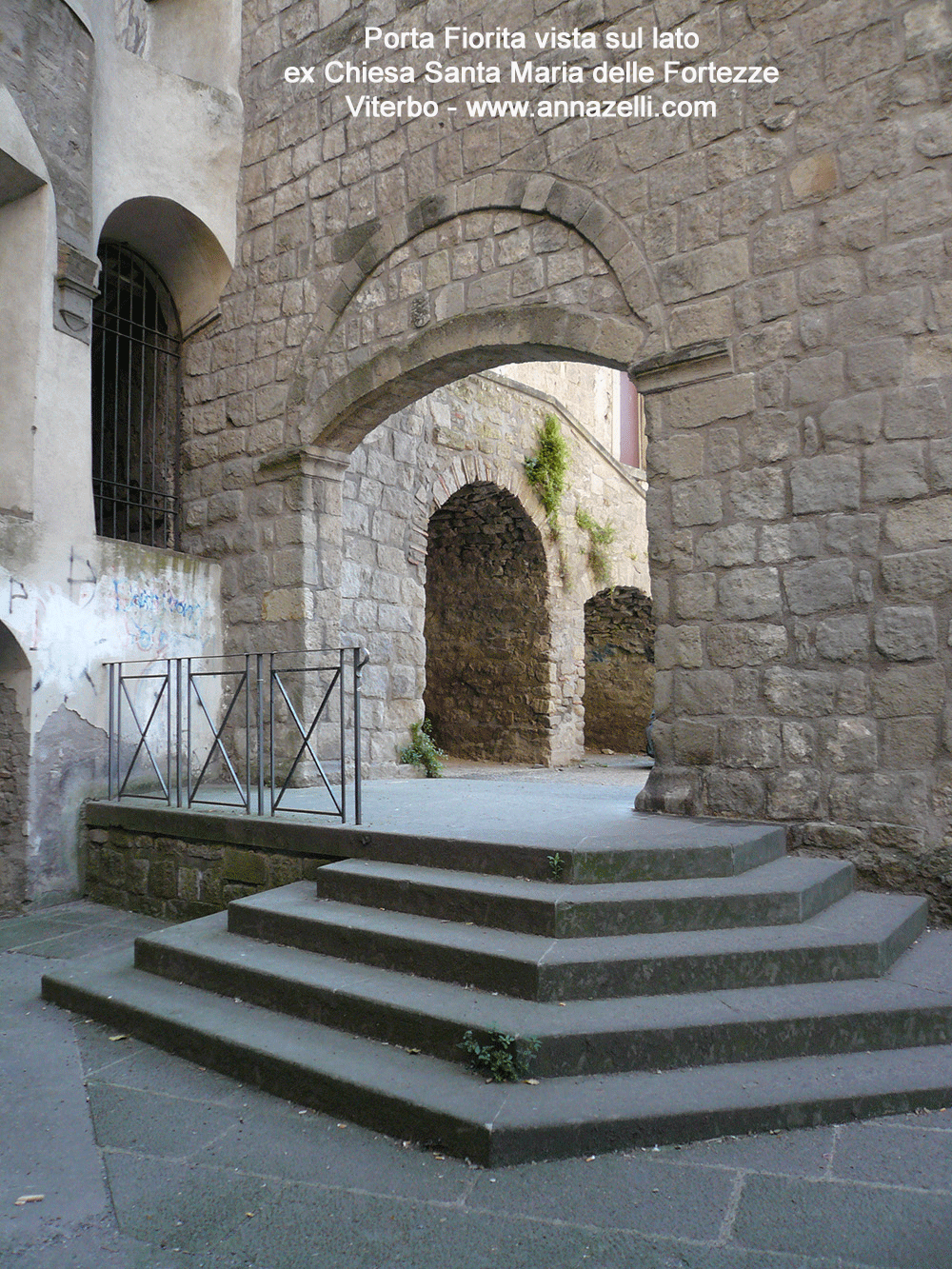 porta fiorita lato chiesa santa maria delle fortezze info e foto anna zelli