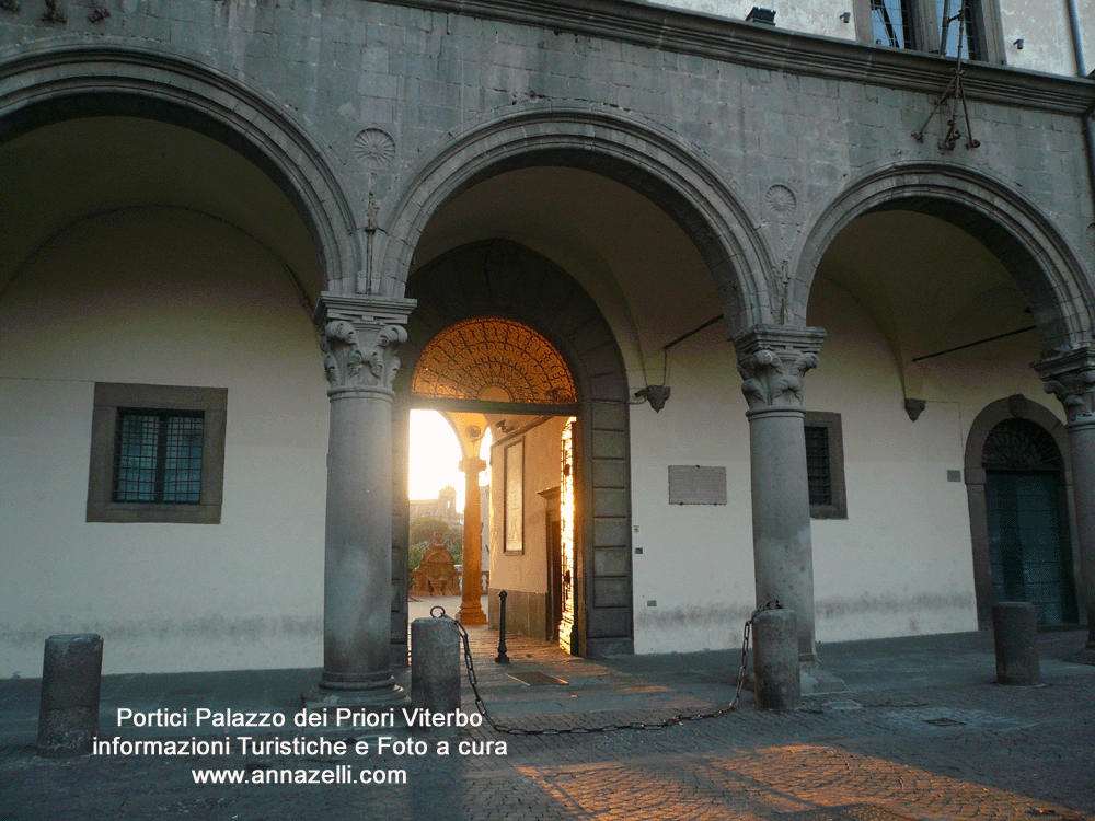 portici del palazzo dei priori o del comune piazza del plebiscito viterbo foto anna zelli