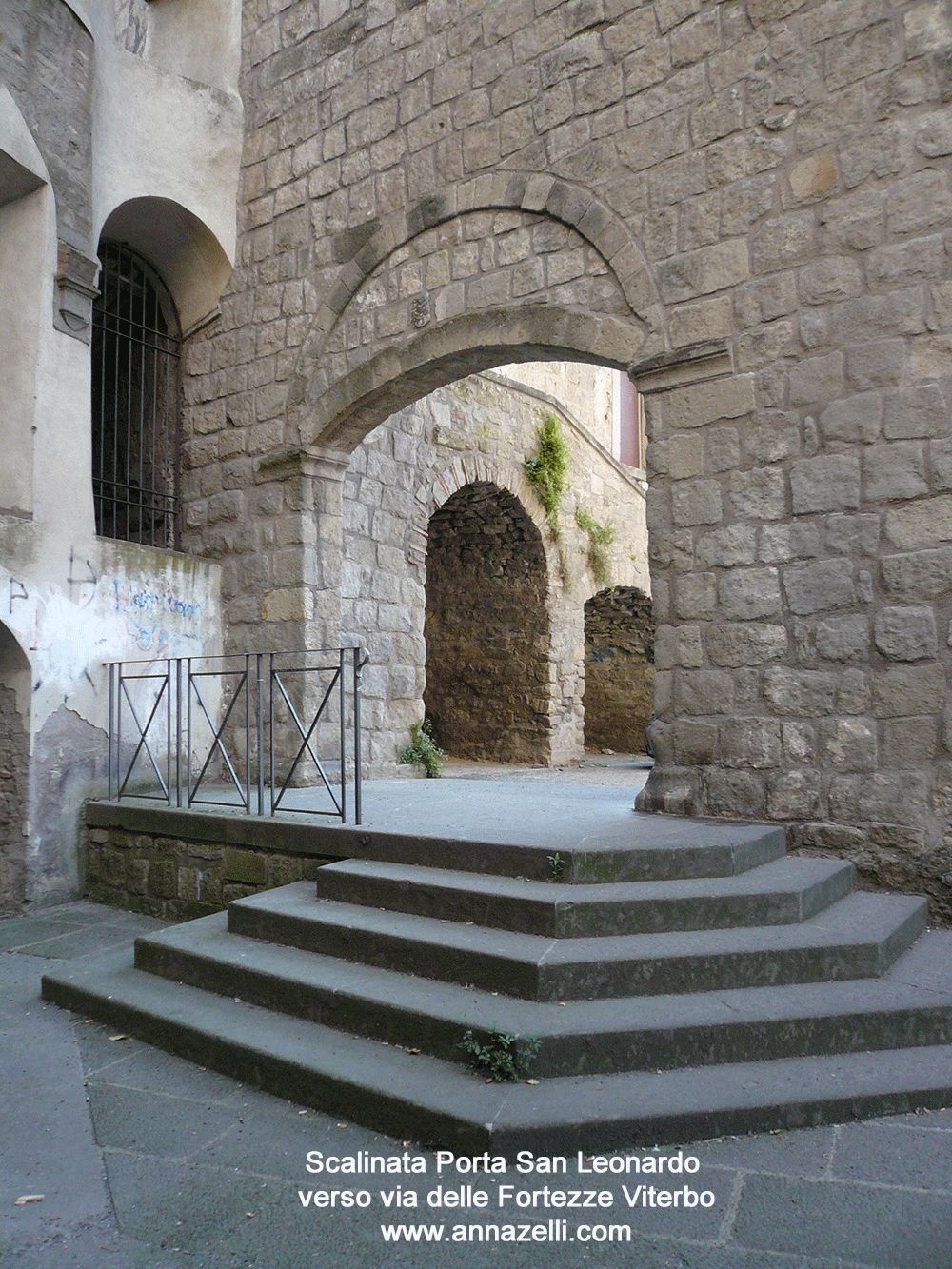 scalinata porta san leonardo verso via delle fortezze viterbo centro info foto anna zelli