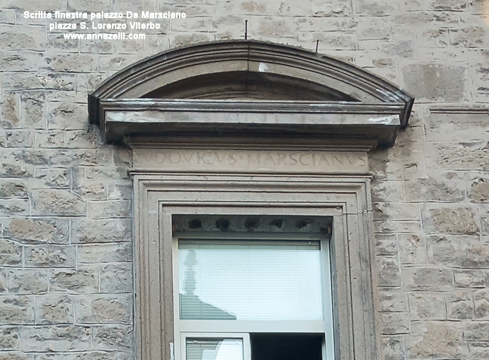 scritta alla finestra palazzo de marsciano piazza san lorenzo viterbo info foto anna zelli
