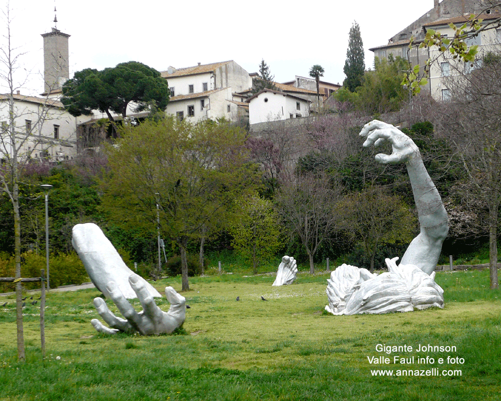 scultura gigante johnson valle faul viterbo centro storico info e foto anna zelli