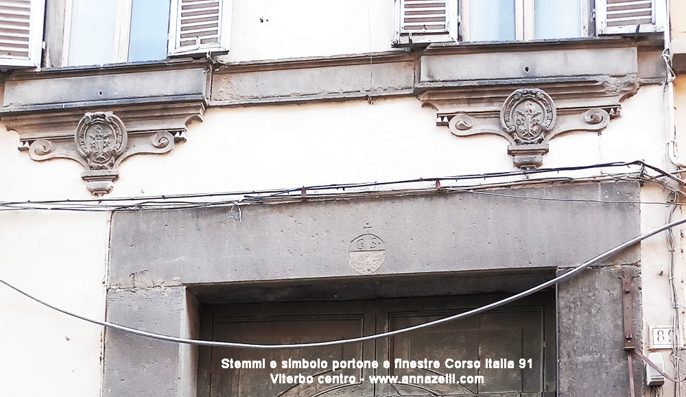 stemmi alle finestre e simbolo al portone palazzo corso italia 91 viterbo