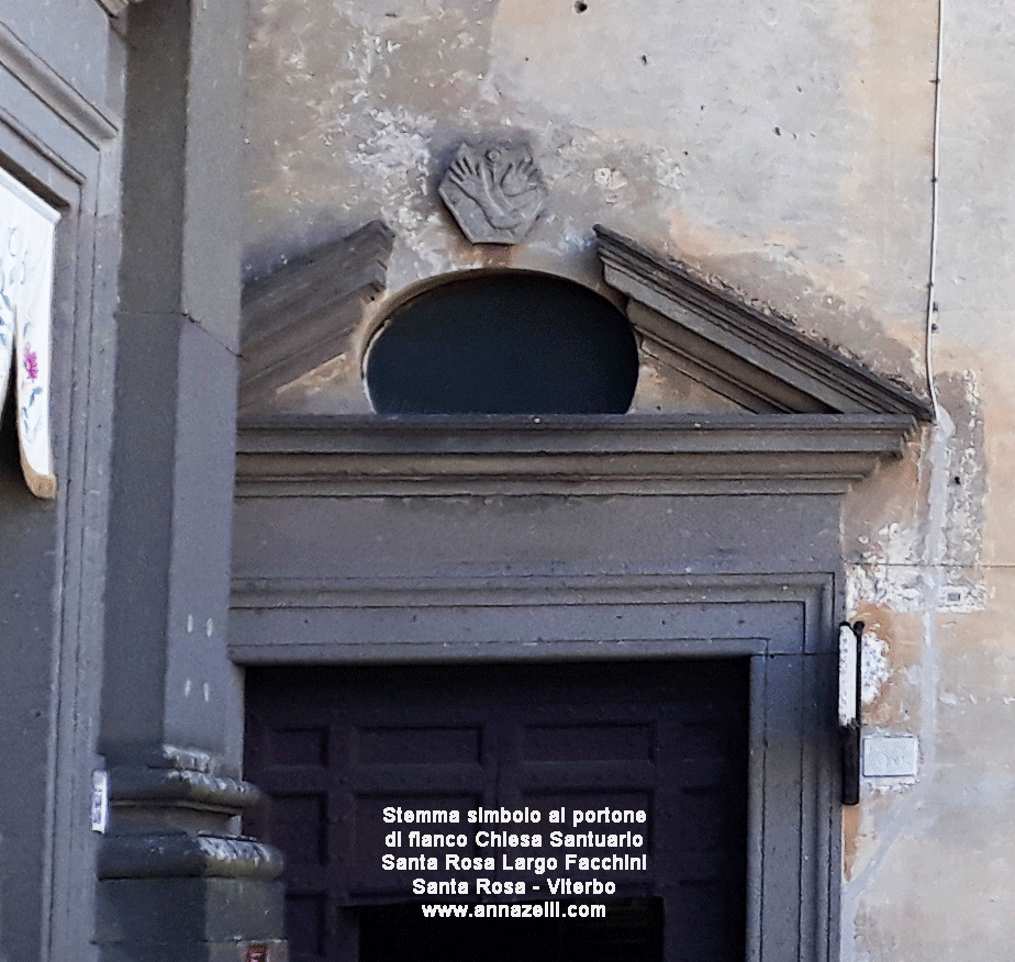 stemma al portone di fianco alla chiesa santuario monasero santa rosa largo facchini santa rosa viterbo