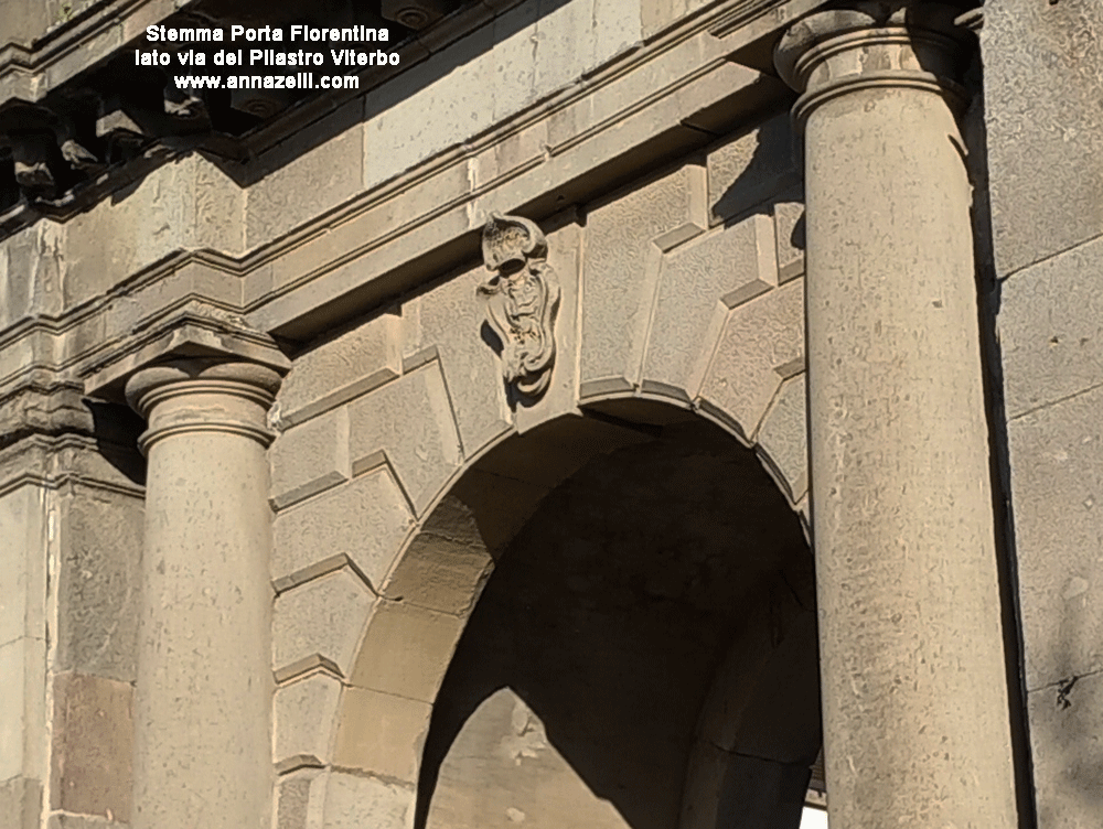 stemma porta fiorentina lato via del pilastro viterbo 3 info foto anna zelli