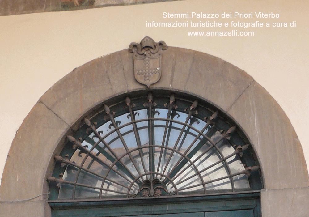 viterbo stemma porta porticato esterno palazzo dei priori foto anna zelli