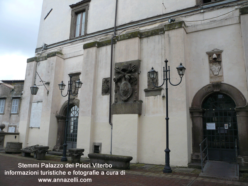 stemmi cortile palazzo dei priori viterbo foto anna zelli