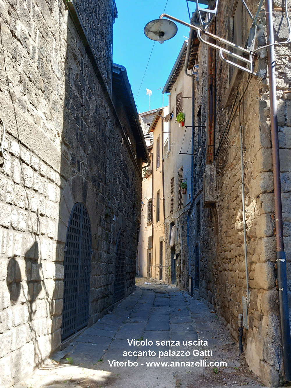 viterbo vicolo accanto palazzo gatti via la fontaine viterbo centro storico